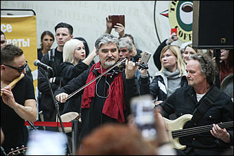 27 марта 2019 г., Барнаул. Екатерина Смолихина   Увидеть БГ с эскалатора: как в Барнауле прошел бесплатный концерт "Аквариума"