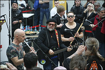 27 марта 2019 г., Барнаул. Екатерина Смолихина   Увидеть БГ с эскалатора: как в Барнауле прошел бесплатный концерт "Аквариума"