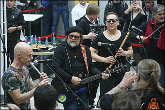 27 марта 2019 г., Барнаул. Екатерина Смолихина   Увидеть БГ с эскалатора: как в Барнауле прошел бесплатный концерт "Аквариума"