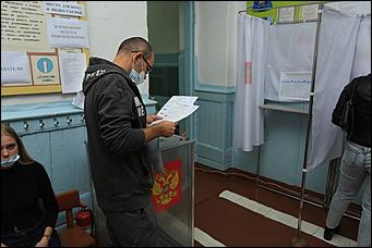 20 сентября 2021 г., Барнаул. Екатерина Смолихина   Детям – шарик, взрослым – бюллетени. Выборы - 2021 в Барнауле