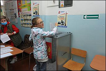 20 сентября 2021 г., Барнаул. Екатерина Смолихина   Детям – шарик, взрослым – бюллетени. Выборы - 2021 в Барнауле