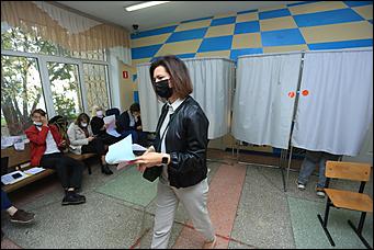 20 сентября 2021 г., Барнаул. Екатерина Смолихина   Детям – шарик, взрослым – бюллетени. Выборы - 2021 в Барнауле