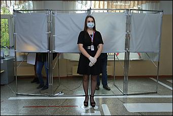 20 сентября 2021 г., Барнаул. Екатерина Смолихина   Детям – шарик, взрослым – бюллетени. Выборы - 2021 в Барнауле