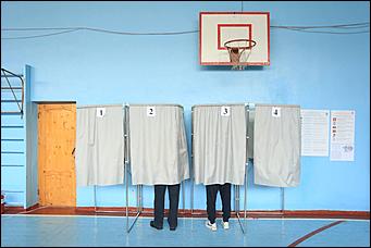 20 сентября 2021 г., Барнаул. Екатерина Смолихина   Детям – шарик, взрослым – бюллетени. Выборы - 2021 в Барнауле