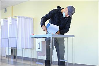 20 сентября 2021 г., Барнаул. Екатерина Смолихина   Детям – шарик, взрослым – бюллетени. Выборы - 2021 в Барнауле