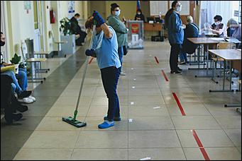 20 сентября 2021 г., Барнаул. Екатерина Смолихина   Детям – шарик, взрослым – бюллетени. Выборы - 2021 в Барнауле