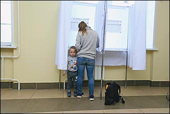 20 сентября 2021 г., Барнаул. Екатерина Смолихина   Детям – шарик, взрослым – бюллетени. Выборы - 2021 в Барнауле