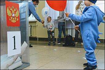 20 сентября 2021 г., Барнаул. Екатерина Смолихина   Детям – шарик, взрослым – бюллетени. Выборы - 2021 в Барнауле