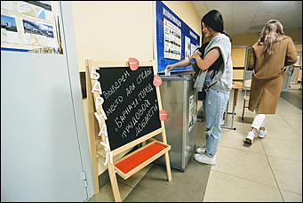 20 сентября 2021 г., Барнаул. Екатерина Смолихина   Детям – шарик, взрослым – бюллетени. Выборы - 2021 в Барнауле