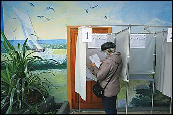 20 сентября 2021 г., Барнаул. Екатерина Смолихина   Детям – шарик, взрослым – бюллетени. Выборы - 2021 в Барнауле