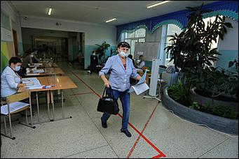 20 сентября 2021 г., Барнаул. Екатерина Смолихина   Детям – шарик, взрослым – бюллетени. Выборы - 2021 в Барнауле