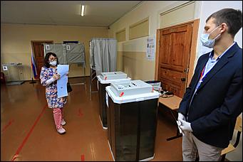 20 сентября 2021 г., Барнаул. Екатерина Смолихина   Детям – шарик, взрослым – бюллетени. Выборы - 2021 в Барнауле