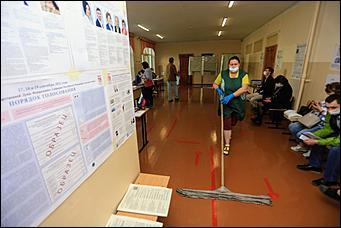 20 сентября 2021 г., Барнаул. Екатерина Смолихина   Детям – шарик, взрослым – бюллетени. Выборы - 2021 в Барнауле