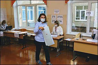 20 сентября 2021 г., Барнаул. Екатерина Смолихина   Детям – шарик, взрослым – бюллетени. Выборы - 2021 в Барнауле