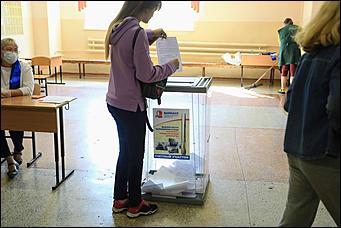 20 сентября 2021 г., Барнаул. Екатерина Смолихина   Детям – шарик, взрослым – бюллетени. Выборы - 2021 в Барнауле