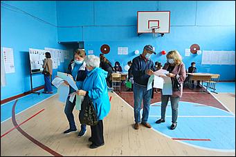 20 сентября 2021 г., Барнаул. Екатерина Смолихина   Детям – шарик, взрослым – бюллетени. Выборы - 2021 в Барнауле