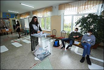 20 сентября 2021 г., Барнаул. Екатерина Смолихина   Детям – шарик, взрослым – бюллетени. Выборы - 2021 в Барнауле