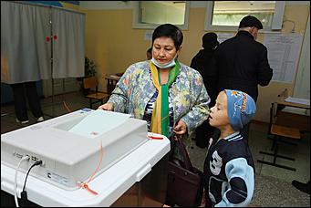 20 сентября 2021 г., Барнаул. Екатерина Смолихина   Детям – шарик, взрослым – бюллетени. Выборы - 2021 в Барнауле