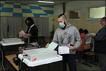 20 сентября 2021 г., Барнаул. Екатерина Смолихина   Детям – шарик, взрослым – бюллетени. Выборы - 2021 в Барнауле