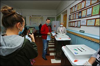 20 сентября 2021 г., Барнаул. Екатерина Смолихина   Детям – шарик, взрослым – бюллетени. Выборы - 2021 в Барнауле