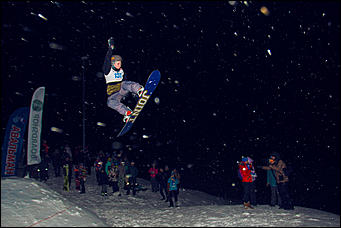 12 декабря 2015 г.   12 декабря 2015 года на склоне ГЛК "Авальман" с 17:00 прошел открытый чемпионат по сноуборду в дисциплине "Биг Эйр"