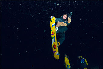 12 декабря 2015 г.   12 декабря 2015 года на склоне ГЛК "Авальман" с 17:00 прошел открытый чемпионат по сноуборду в дисциплине "Биг Эйр"