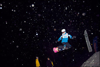 12 декабря 2015 г.   12 декабря 2015 года на склоне ГЛК "Авальман" с 17:00 прошел открытый чемпионат по сноуборду в дисциплине "Биг Эйр"