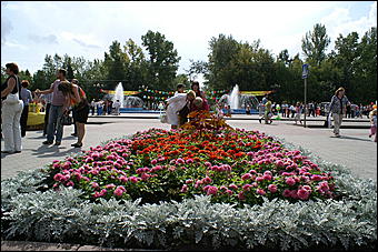 23 августа 2009 г., Барнаул   Праздник цветов и парад невест в Барнауле