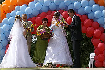 23 августа 2009 г., Барнаул   Праздник цветов и парад невест в Барнауле