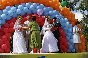 23 августа 2009 г., Барнаул   Праздник цветов и парад невест в Барнауле