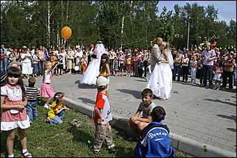 23 августа 2009 г., Барнаул   Праздник цветов и парад невест в Барнауле