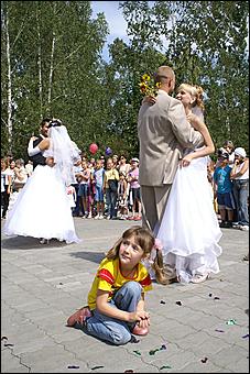 23 августа 2009 г., Барнаул   Праздник цветов и парад невест в Барнауле