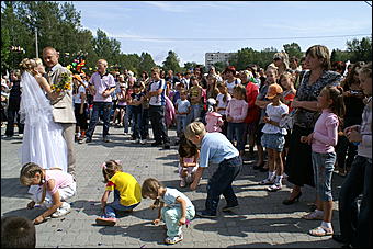 23 августа 2009 г., Барнаул   Праздник цветов и парад невест в Барнауле