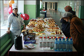 10 сентября 2017 г, Барнаул. Екатерина Смолихина   Шторки, бюллетени и колбаса: как в Барнауле прошел Единый день голосования