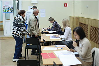 10 сентября 2017 г, Барнаул. Екатерина Смолихина   Шторки, бюллетени и колбаса: как в Барнауле прошел Единый день голосования