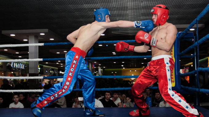 12 декабрь 2016 г., Барнаул &copy; Амител Вячеслав Мельников   Левый &ndash; коронный, правый &ndash; похоронный. Встреча томских и алтайских кикбоксеров на ринге ТЦ "Арена". Фоторепортаж 