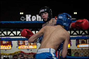 12 декабрь 2016 г., Барнаул © Амител Вячеслав Мельников   Левый – коронный, правый – похоронный. Встреча томских и алтайских кикбоксеров на ринге ТЦ "Арена". Фоторепортаж 