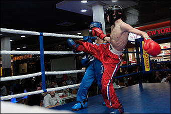 12 декабрь 2016 г., Барнаул © Амител Вячеслав Мельников   Левый – коронный, правый – похоронный. Встреча томских и алтайских кикбоксеров на ринге ТЦ "Арена". Фоторепортаж 