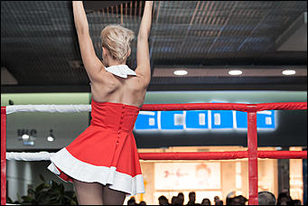 12 декабрь 2016 г., Барнаул © Амител Вячеслав Мельников   Левый – коронный, правый – похоронный. Встреча томских и алтайских кикбоксеров на ринге ТЦ "Арена". Фоторепортаж 