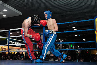 12 декабрь 2016 г., Барнаул © Амител Вячеслав Мельников   Левый – коронный, правый – похоронный. Встреча томских и алтайских кикбоксеров на ринге ТЦ "Арена". Фоторепортаж 