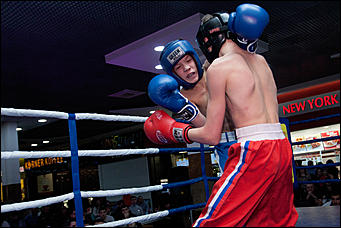 12 декабрь 2016 г., Барнаул © Амител Вячеслав Мельников   Левый – коронный, правый – похоронный. Встреча томских и алтайских кикбоксеров на ринге ТЦ "Арена". Фоторепортаж 