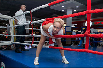 12 декабрь 2016 г., Барнаул © Амител Вячеслав Мельников   Левый – коронный, правый – похоронный. Встреча томских и алтайских кикбоксеров на ринге ТЦ "Арена". Фоторепортаж 