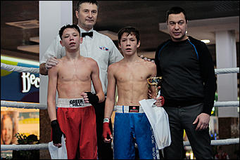 12 декабрь 2016 г., Барнаул © Амител Вячеслав Мельников   Левый – коронный, правый – похоронный. Встреча томских и алтайских кикбоксеров на ринге ТЦ "Арена". Фоторепортаж 