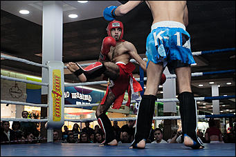 12 декабрь 2016 г., Барнаул © Амител Вячеслав Мельников   Левый – коронный, правый – похоронный. Встреча томских и алтайских кикбоксеров на ринге ТЦ "Арена". Фоторепортаж 