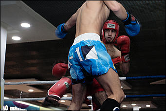 12 декабрь 2016 г., Барнаул © Амител Вячеслав Мельников   Левый – коронный, правый – похоронный. Встреча томских и алтайских кикбоксеров на ринге ТЦ "Арена". Фоторепортаж 