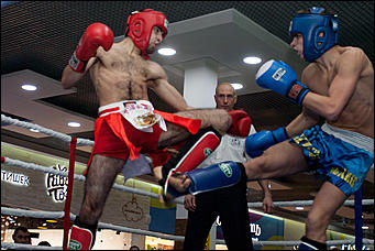 12 декабрь 2016 г., Барнаул © Амител Вячеслав Мельников   Левый – коронный, правый – похоронный. Встреча томских и алтайских кикбоксеров на ринге ТЦ "Арена". Фоторепортаж 