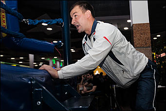 12 декабрь 2016 г., Барнаул © Амител Вячеслав Мельников   Левый – коронный, правый – похоронный. Встреча томских и алтайских кикбоксеров на ринге ТЦ "Арена". Фоторепортаж 