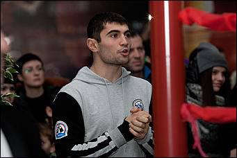 12 декабрь 2016 г., Барнаул © Амител Вячеслав Мельников   Левый – коронный, правый – похоронный. Встреча томских и алтайских кикбоксеров на ринге ТЦ "Арена". Фоторепортаж 