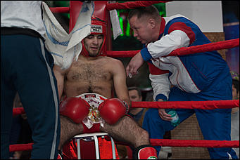 12 декабрь 2016 г., Барнаул © Амител Вячеслав Мельников   Левый – коронный, правый – похоронный. Встреча томских и алтайских кикбоксеров на ринге ТЦ "Арена". Фоторепортаж 