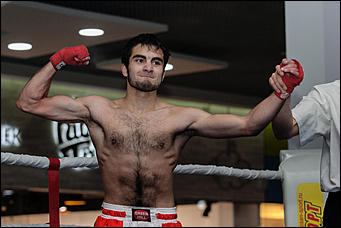 12 декабрь 2016 г., Барнаул © Амител Вячеслав Мельников   Левый – коронный, правый – похоронный. Встреча томских и алтайских кикбоксеров на ринге ТЦ "Арена". Фоторепортаж 